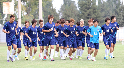 브라질월드컵 최종예선 3차전 우즈베키스탄과의 원정경기를 앞둔 축구국가대표팀이 7일 오전(현지시간) 우즈베키스탄 타쉬켄트 외곽 더스트릭 훈련장에서 달리기로 몸을 풀고 있다.