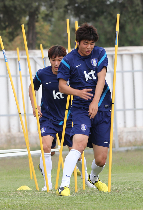 브라질월드컵 최종예선 3차전 우즈베키스탄과의 원정경기를 앞둔 축구국가대표팀이 7일 오전(현지시간) 우즈베키스탄 타쉬켄트 외곽 더스트릭 훈련장에서 훈련을 가졌다.
    기성용, 박종우 등이 서킷 트레이닝을 하고 있다.