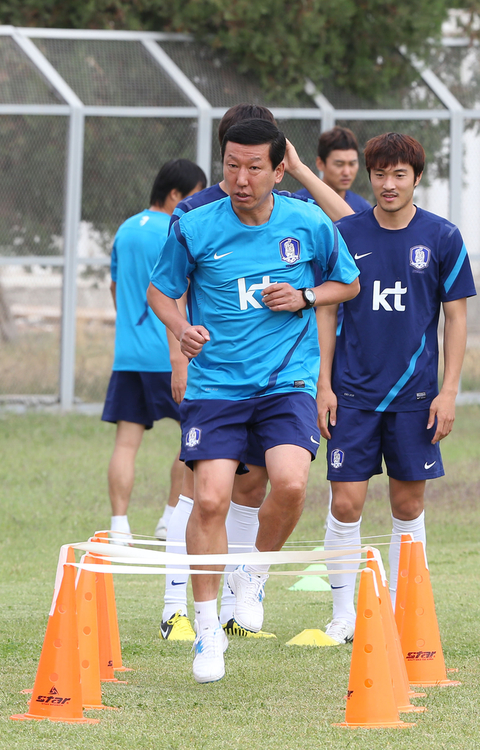 브라질월드컵 최종예선 3차전 우즈베키스탄과의 원정경기를 앞둔 축구국가대표팀이 7일 오전(현지시간) 우즈베키스탄 타쉬켄트 외곽 더스트릭 훈련장에서 훈련을 가졌다.
    최강희 감독이 서킷 트레이닝을 시작하기 전 시범을 보이고 있다.