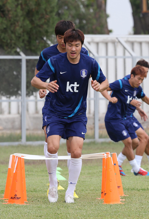 브라질월드컵 최종예선 3차전 우즈베키스탄과의 원정경기를 앞둔 축구국가대표팀이 7일 오전(현지시간) 우즈베키스탄 타쉬켄트 외곽 더스트릭 훈련장에서 훈련을 가졌다.
    박종우, 기성용 등이 서킷 트레이닝을 하고 있다.