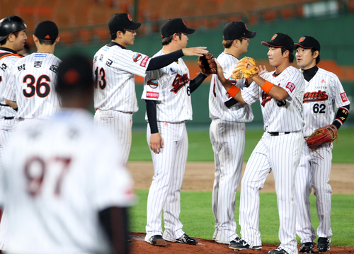 10일 부산 사직야구장에서 열린 프로야구 한화 대 롯데경기. 롯데 선수들이 한화를 상대로 3연승을 거두고 하이파이브 하고 있다.