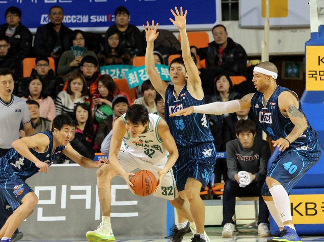 원주 동부 김주성이 8일 전주실내체육관에서 열린 프로농구 전주 KCC와의 경기에서 리바운드하고 나서 패스할 곳을 찾고 있다. 