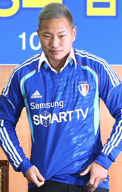 정대세 선수가 10일 오후 서울 신문로 축구회관에서 열린 프로축구 수원블루윙즈 입단 기자회견에서 등번호 14번 유니폼을 입고 포즈를 취하고 있다.