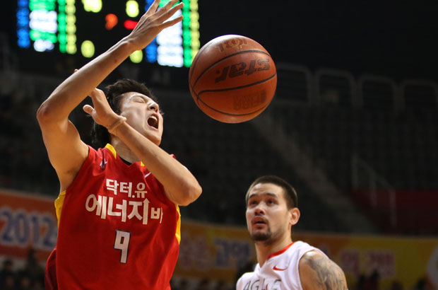 16일 오후 고양체육관에서 열린 프로농구 오리온스 대 SK 경기에서 오리온스 최진수가 레이업슛을 시도하다가 SK 김민수의 파울로 공을 놓치고 있다.