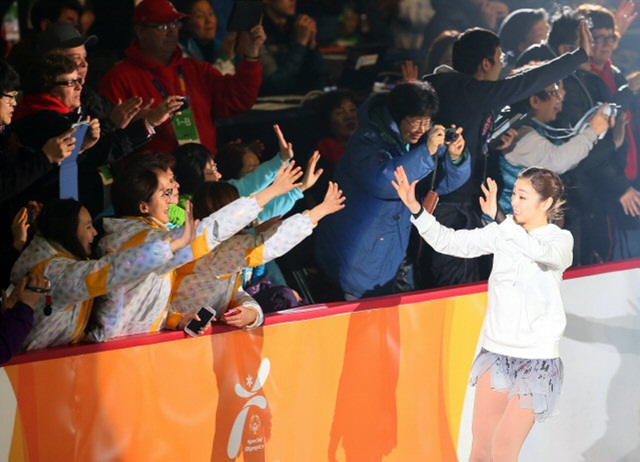 5일 강원 평창군 용평돔에서 열린 '2013 평창 스페셜올림픽 폐막식'에서 관중들이 김연아와 악수하러 하고 있다.