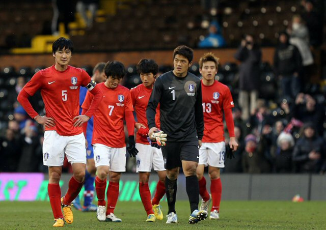  6일 오후(현지시간) 영국 런던 크레이븐 코티지에서 열린 축구대표팀과 크로아티아와의 평가전을 마친 대표팀이 관중석을 향해 인사를 하러 걸어가고 있다. 대표팀은 이날 4대0으로 졌다.