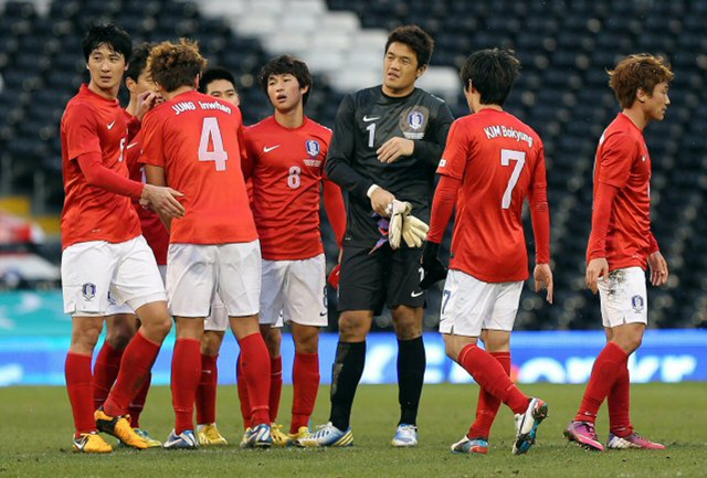 6일 오후(현지시간) 영국 런던 크레이븐 코티지에서 열린 축구대표팀과 크로아티아와의 평가전을 마친 대표팀이 서로 격려하고 있다. 대표팀은 이날 4대0으로 졌다. 