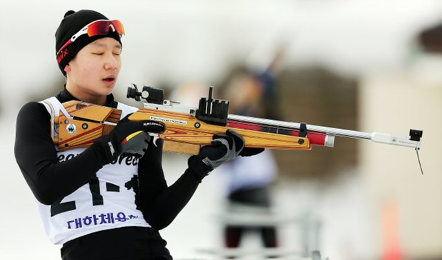 18일 강원 평창군 알펜시아리조트에서 열린 제94회 전국동계체육대회 바이애슬론 중학부 경기에서 서울 차원빈이 사격을 준비하고 있다. 