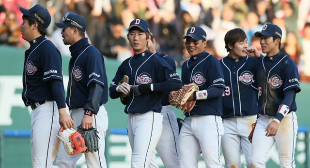  7일 오후 서울 잠실야구장에서 열린 프로야구 두산베어스 대 LG트윈스의 경기. 5대4 승리를 거둔 두산 선수들이 밝은 표정으로 덕아웃으로 향하고 있다.