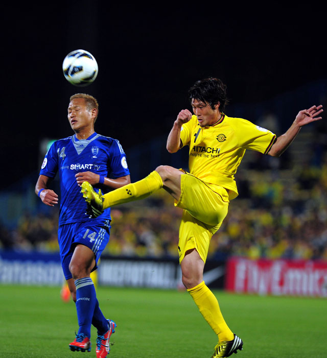 9일 오후 일본 히타치 가시와 스타디움에서 열린 2013 아시아축구연맹(AFC) 챔피언스리그 H조 수원 삼성과 가시와 레이솔(일본)의 경기. 수원 정대세가 공중볼을 다투고 있다.