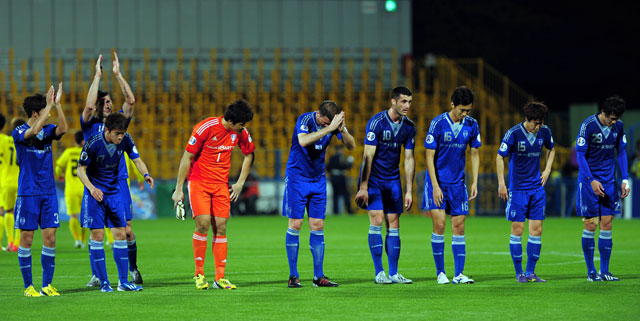 9일 오후 일본 히타치 가시와 스타디움에서 열린 2013 아시아축구연맹(AFC) 챔피언스리그 H조 수원 삼성과 가시와 레이솔(일본)의 경기. 무승부를 기록한 수원 선수들이 관중석을 향해 인사하고 있다.