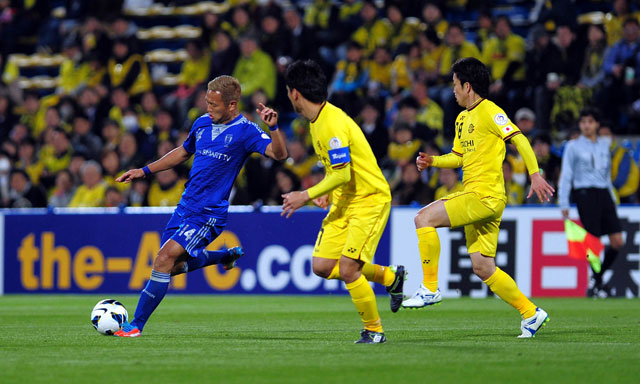 9일 오후 일본 히타치 가시와 스타디움에서 열린 2013 아시아축구연맹(AFC) 챔피언스리그 H조 수원 삼성과 가시와 레이솔(일본)의 경기. 수원 정대세가 패스를 하고 있다.