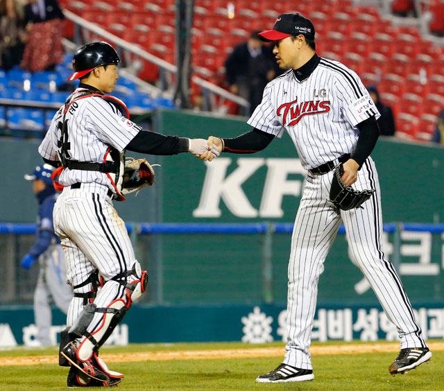 9일 오후 서울 잠실야구장에서 열린 프로야구 NC-LG 경기. 경기에서 승리한 LG 마무리 투수 봉중근이 포수 현재윤과 악수를 하고 있다.