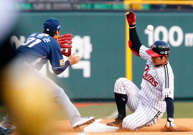 9일 오후 서울 잠실야구장에서 열린 프로야구 NC-LG 경기. 1회말 무사에서 LG 오지환이 좌전 안타를 치고 3루에서 슬라이딩을 시도하고 있다.