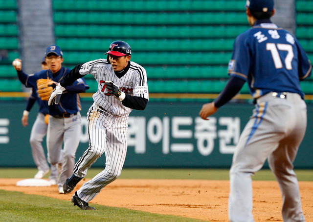  9일 오후 서울 잠실야구장에서 열린 프로야구 NC-LG 경기. 1회말 1사 1,3루. 1루에 있던 LG 김용의가 도루를 시도하다 상대방 수비에 걸렸다. 결과는 세이프.