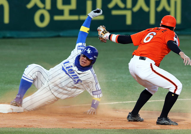 9일 대구시민운동장에서 열린 프로야구 한화 이글스-삼성 라이온즈전. 1회말 1사 후 삼성 2루주자 조동찬이 최형우의 외야 희생타로 3루까지 진출하고 있다.