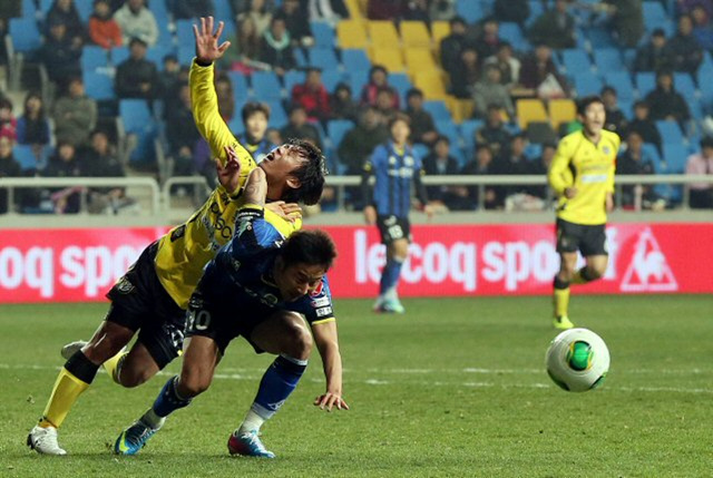 16일 인천축구전용경기장에서 벌어진 프로축구 K리그 클래식 인천 유나이티드와 전남 드래곤즈의 경기에서 인천 이천수가 전남 정준연과 몸싸움을 하며 공을 차지하려 하고 있다.