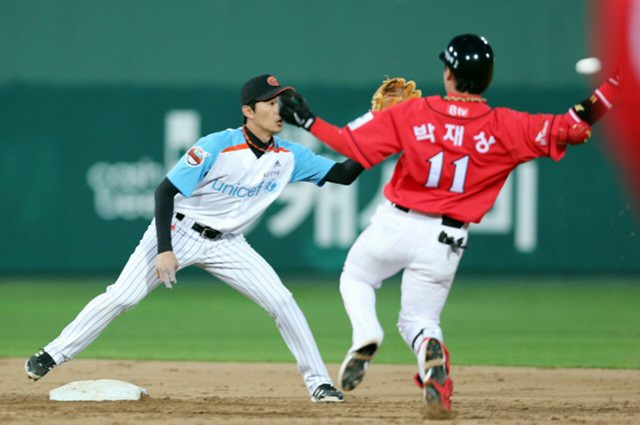 25일 오후 부산 사직구장에서 열린 프로야구 SK와 롯데 경기. 3회초 SK공격 무사 주자없는 상황에서 박재상이 안타를 친 후 2루에서 슬라이딩 하고 있다. 결과는 아웃.