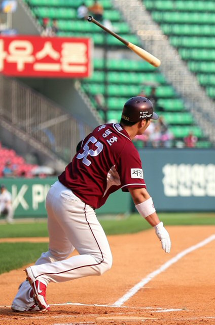 2일 오후 서울 송파구 잠실동 잠실야구장에서 열린 2013 한국야쿠르트 세븐 프로야구 두산과 넥센의 경기. 1회초 1사 1,2루 넥센 박병호가 1타점 적시타를 치고 있다.