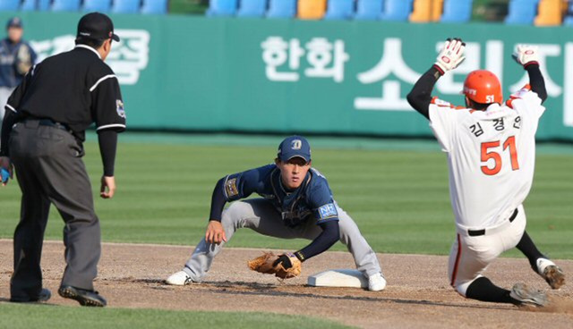 2일 대전 한밭야구장에서 열린 프로야구 한화와 NC의 경기. 2회말 무사 1루 이대수 타석에서 도루를 시도했던 한화 김경언이 2루에서 아웃되고 있다. 