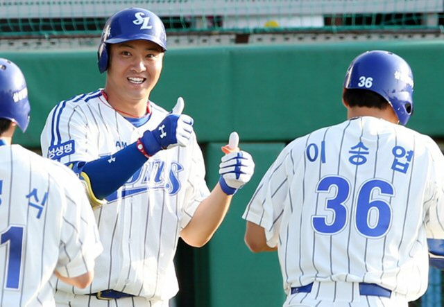 2일 대구시민운동장에서 열린 프로야구 롯데 자이언츠-삼성 라이온즈전. 삼성 이승엽이 3회말 1사 1, 2루의 상황에서 3점홈런을 터트리고 홈인하자 채태인이 엄지손가락을 치켜들고 있다. 