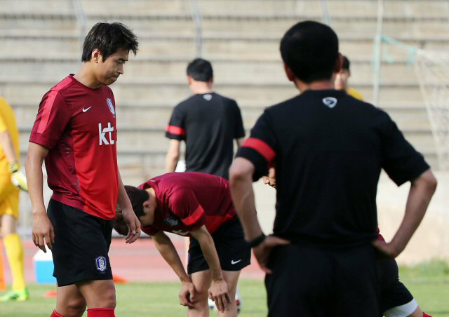  최강희 축구대표팀 감독이 2일(현지시간) 레바논 베이루트 시립경기장에서 열린 훈련 동안 이동국을 바라보고 있다.