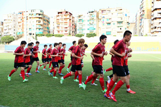 축구대표팀 선수들이 2일(현지시간) 레바논 베이루트 시립경기장에서 열린 훈련 동안 거친 잔디 위를 달리고 있다.