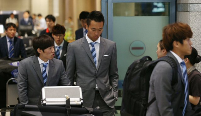 2014 브라질 월드컵 최종예선 레바논전을 치른 한국 축구 대표팀 김보경(왼쪽)과 김신욱(왼쪽 두번째)이 5일 오후 인천국제공항을 통해 입국하고 있다.