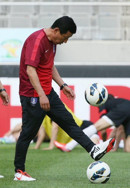 최강희 한국 축구 대표팀 감독이 우즈베키스탄과의 2014년 브라질월드컵 아시아 최종예선 7차전을 앞두고 10일 오후 서울 마포구 성산동 서울월드컵경기장에서 열린 공식훈련에서 가볍게 공을 차고 있다.