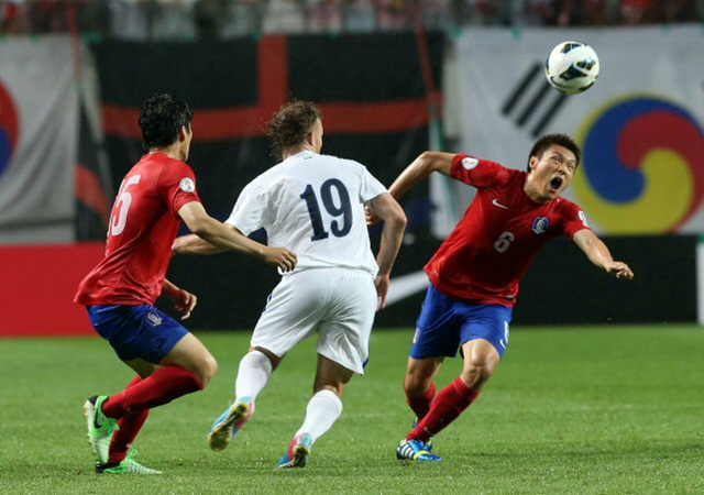 11일 오후 서울 성산동 서울월드컵경기장에서 열린 2014 브라질월드컵 아시아지역 최종예선 7차전 대한민국과 우즈베키스탄의 경기. 이명주가 드리블을 하고 있다. 