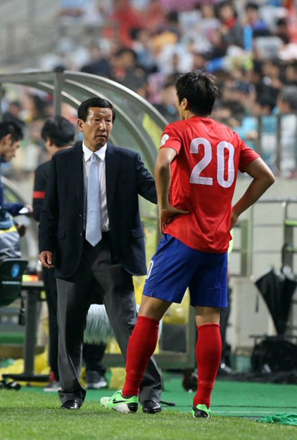 11일 오후 서울 성산동 서울월드컵경기장에서 열린 2013 브라질 월드컵 아시아지역 최종예선 7차전 대한민국 대 우즈베키스탄 경기. 최강희 감독이 후반 이동국을 투입하기에 앞서 뭔가를 지시하고 있다.