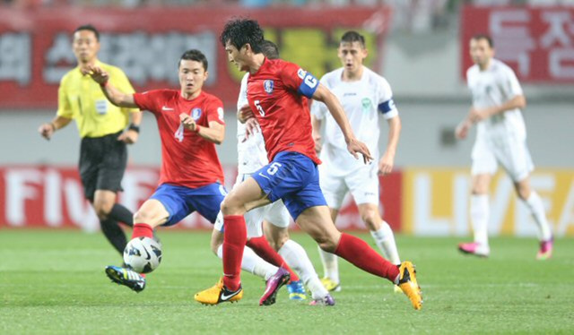 11일 오후 서울 성산동 서울월드컵경기장에서 열린 2014 브라질월드컵 아시아지역 최종예선 7차전 대한민국 대 우즈베키스탄 경기. 한국 A대표팀 곽태휘가 전반전 우즈베크 진영으로 볼을 드리블하고 있다.