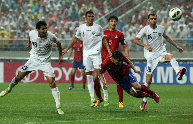 11일 오후 서울 성산동 서울월드컵경기장에서 열린 2014 브라질월드컵 아시아지역 최종예선 7차전 대한민국과 우즈베키스탄의 경기. 김영권의 센터링이 상대 선수의 머리를 맞고 골대 안으로 들어가고 있다. 