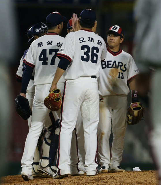 12일 오후 서울 잠실야구장에서 열린 2013 프로야구 두산 베어스와 SK 와이번스 경기에서 2:1로 승리한 두산 선수들이 승리를 자축하고 있다. 두산은 이날 승리로 6연패에서 탈출했다.