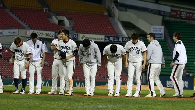 12일 오후 서울 잠실야구장에서 열린 2013 프로야구 두산 베어스와 SK 와이번스 경기에서 2:1로 승리한 두산 선수들이 팬들을 향해 인사하고 있다. 두산은 이날 승리로 6연패에서 탈출했다.