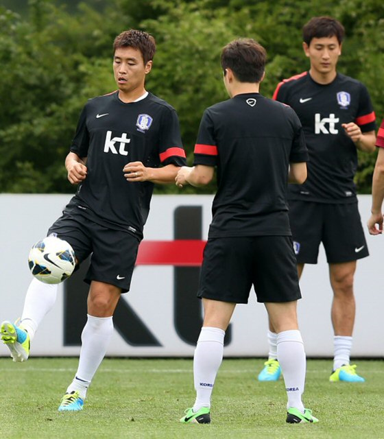 축구국가대표팀 이동국이 13일 오후 경기도 파주 국가대표 트레이닝센터(NFC)에서 열린 공식훈련에서 볼트래핑 훈련을 하고 있다. 대표팀은 오는 18일 이란과의 2014브라질월드컵 최종예선 마지막 경기를 치른다. 한국은 이날 경기에서 무승부만 거둬도 조 1위로 월드컵 본선에 직행한다. 