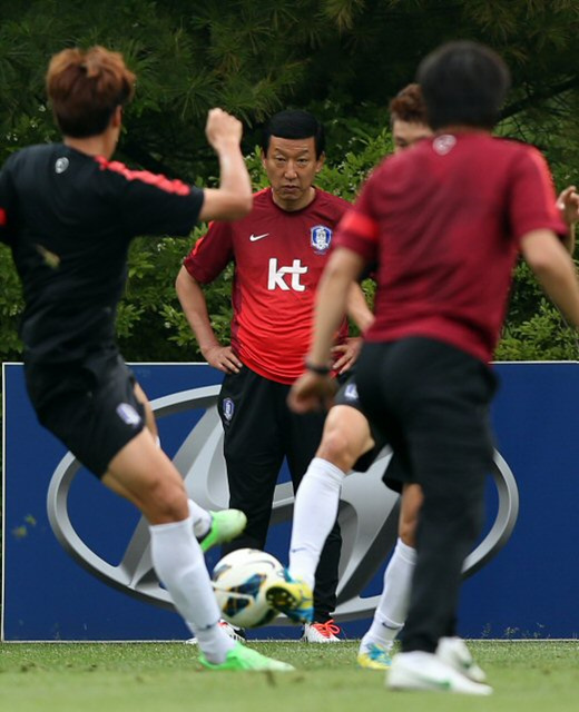 최강희 축구국가대표팀 감독이 13일 오후 경기도 파주 국가대표 트레이닝센터(NFC)에서 선수들의 훈련장면을 지켜보고 있다. 대표팀은 오는 18일 이란과의 2014브라질월드컵 최종예선 마지막 경기를 치른다. 한국은 이날 경기에서 무승부만 거둬도 조 1위로 월드컵 본선에 직행한다.