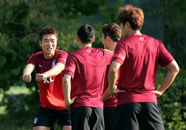 14일 오후 경기도 파주NFC에서 축구 국가대표팀 이동국이 동료들과 이야기를 나누고 있다. 대표팀은 오는 18일 이란과 2014 브라질 월드컵 최종예선 최종전을 치른다.