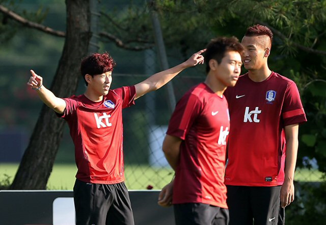 14일 오후 경기도 파주NFC에서 훈련을 앞둔 축구 국가대표팀 손흥민이 김신욱과 이야기를 나누고 있다. 대표팀은 오는 18일 이란과 2014 브라질 월드컵 최종예선 최종전을 치른다. 