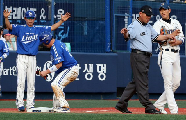 삼성 진갑용이 15일 오후 창원 마산야구장에서 열린 프로야구 NC와의 원정 경기 2회초 2사 1루 상황에서 김상수의 안타 로 3루에 세입되고 있다. 3루 심판과 3루 코치의 세입 자세가 같다. 