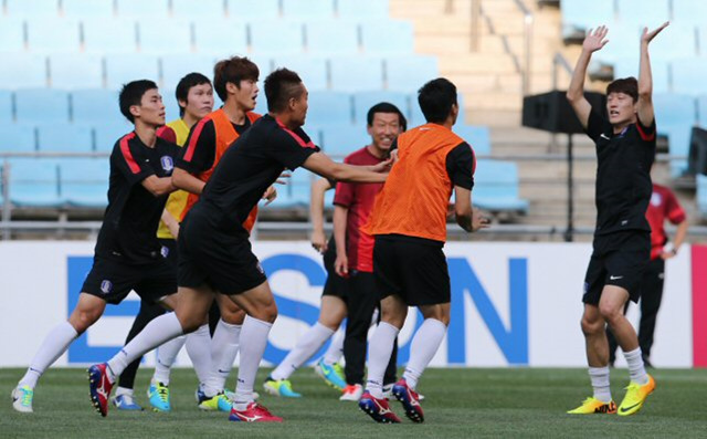 이란과 브라질 월드컵 A조 최종예선을 하루 앞둔 17일 울산문수축구경기장에서 한국 축구대표팀 선수들이 몸을 풀고 있다. 