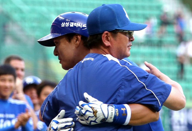 삼성 라이온스 이승엽이 20일 오후 인천 문학구장에서 열린 SK 와이번스와의 경기 3회초 1사 1,3루, 통산 352호 홈런을 친 뒤 더그아웃에서 류중일 감독과 포옹하며 기뻐하고 있다.