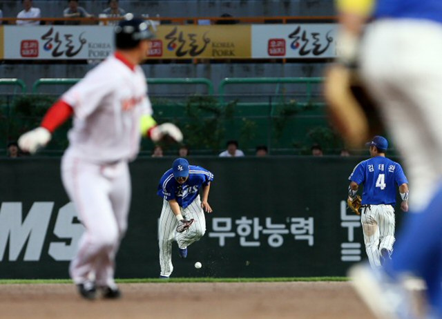 20일 오후 인천 문학구장에서 열린 삼성 라이온즈 대 SK 와이번스의 경기. 4회말 SK공격 1사 1·2루 상황에서 삼성 박한이가 SK 김강민이 친 우익수 앞 안타를 놓치고 있다. 