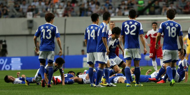 21일 오후 서울 마포구 성산동 서울월드컵경기장에서 열린 프로축구 K리그 30주년 기념 올스타전 경기. 전반전 챌린지팀이 골을 넣은 뒤 세리머니를 하고 있다.