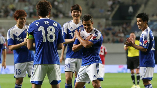 21일 오후 서울 마포구 성산동 서울월드컵경기장에서 열린 프로축구 K리그 올스타전 경기. 후반전 챌린지팀 알렉스가 골을 성공시킨 뒤 팀 동료들 앞에서 춤을 추고 있다.