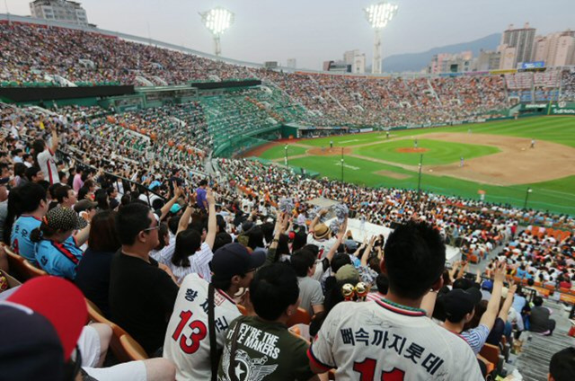 26일 부산 사직구장에서 열린 프로야구 롯데자이언츠대 NC다이노스의 경기가 시즌 첫 관중석 매진을 기록했다. 이날 구장에 구름관중이 몰려있다. 