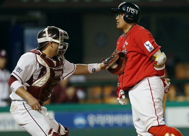 27일 오후 서울 목동야구장에서 열린 2013 프로야구 넥센 히어로즈 대 SK 와이번스의 경기. 5회초 2사 1,2루 SK 조인성이 스트라이크 낫아웃 상황에서 넥센 포수 허도환에게 태그아웃 당하고 있다. 