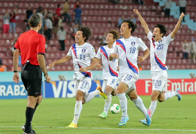 한국 U-20 대표팀이 4일(한국시간) 터키 트라브존 후세인 아브니 아케르 스타디움에서 열린 2013 국제축구연맹(FIFA) U-20 월드컵 16강전에서 콜럼비아를 승부차기 끝에 꺾고 8강에 진출했다. 한국 대표팀 강상우, 김선우, 조석재, 한성규가 승리가 확정된 뒤 골키퍼 이창근에게 달려가고 있다. 