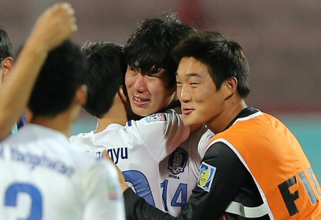 한국 U-20 대표팀이 4일(한국시간) 터키 트라브존 후세인 아브니 아케르 스타디움에서 열린 U-20 월드컵 16강전에서 승부차기 끝에 콜롬비아를 꺾고 8강에 진출했다. 이날 선제골을 넣었으나 승부차기에서 실축하며 마음고생을 한 송주훈이 눈물을 흘리자 동료들이 위로하고 있다.