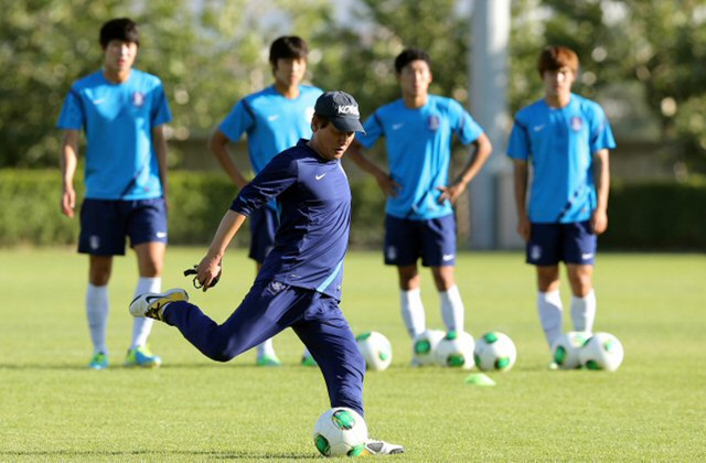 이광종 U-20 한국 대표팀 감독이 7일(한국시간) 터키 카이세리 스포르에서 열린 훈련에서 선수들에게 시범을 보이고 있다.